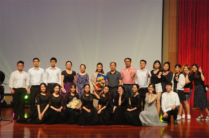 领导、老师和演员合影留念