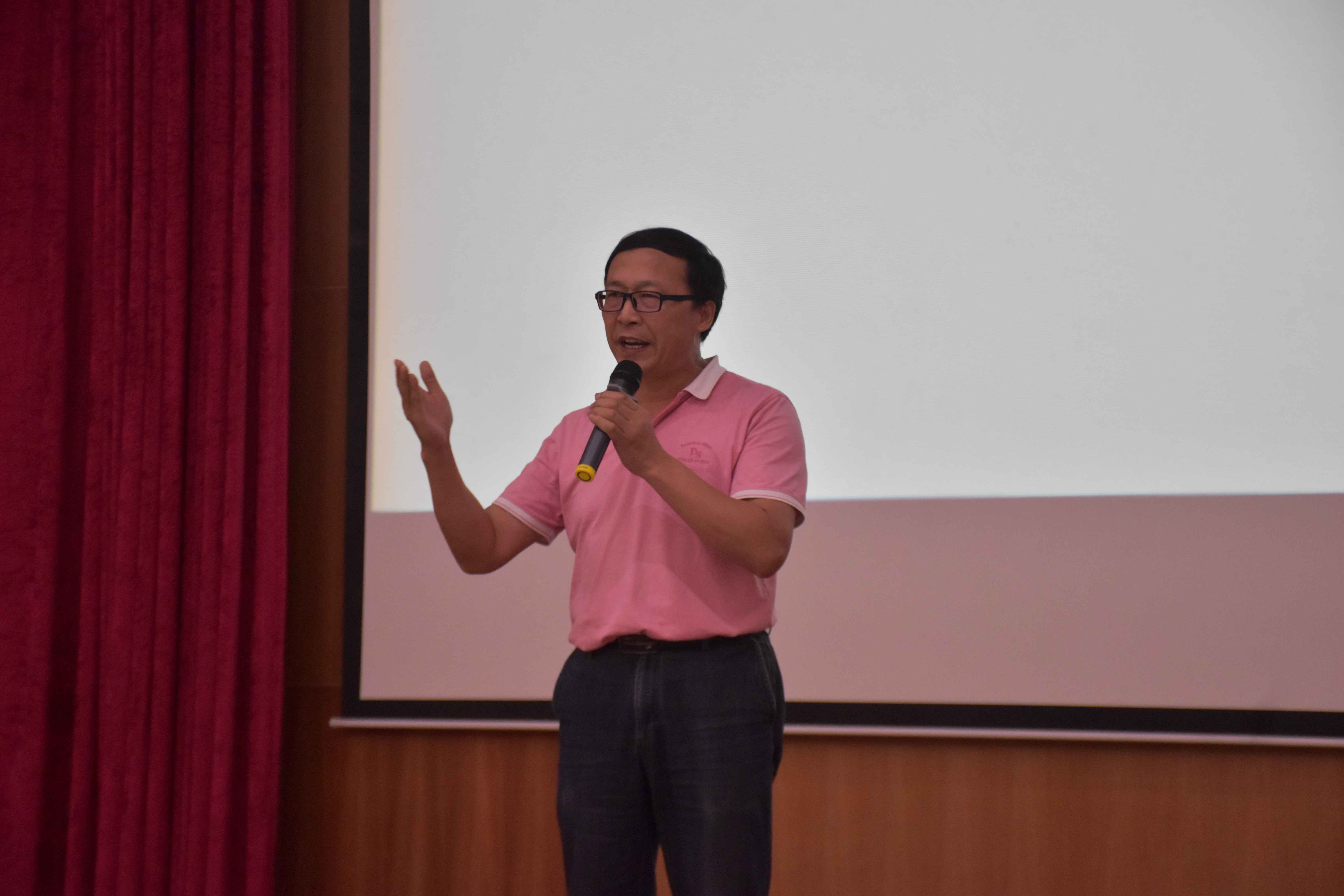 杨万江书记朗诵《我骄傲我是中国人》