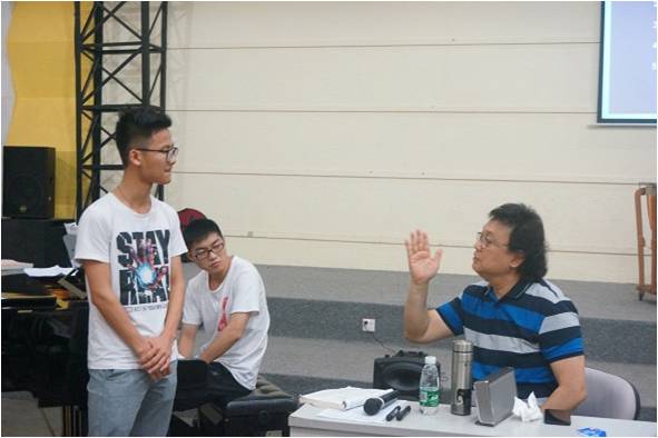 冯教授现场指导学生