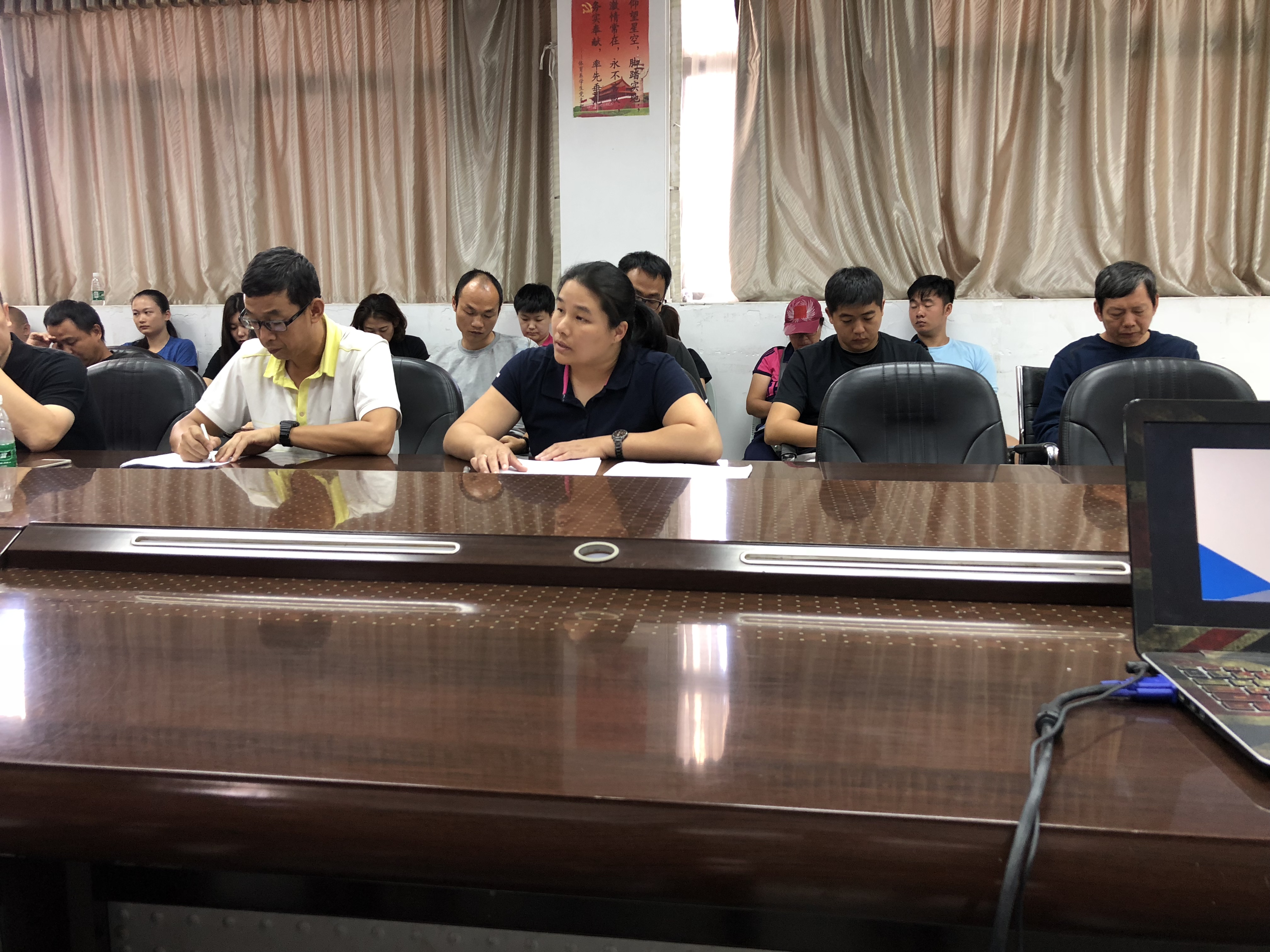 教育学院(师范学院)分工会主席陈丹丹老师作分工会工作报告及分工会财务情况报告