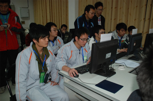 我校选手参加微软（MS）轮式微型机器人仿真比赛现场