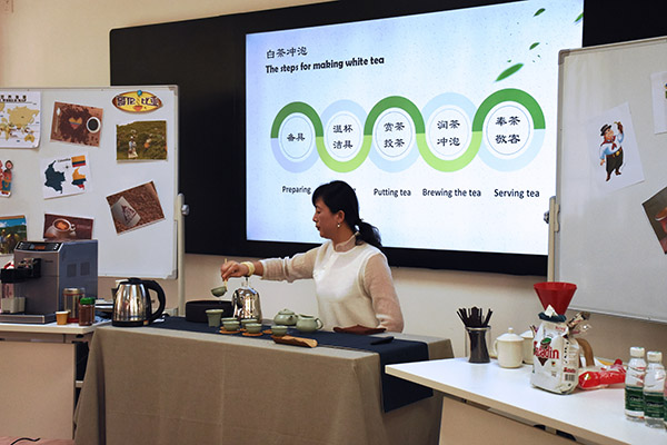 孙莉明老师向大家展示茶艺