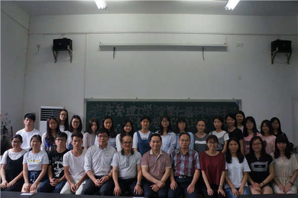 参赛选手与老师们合影留念